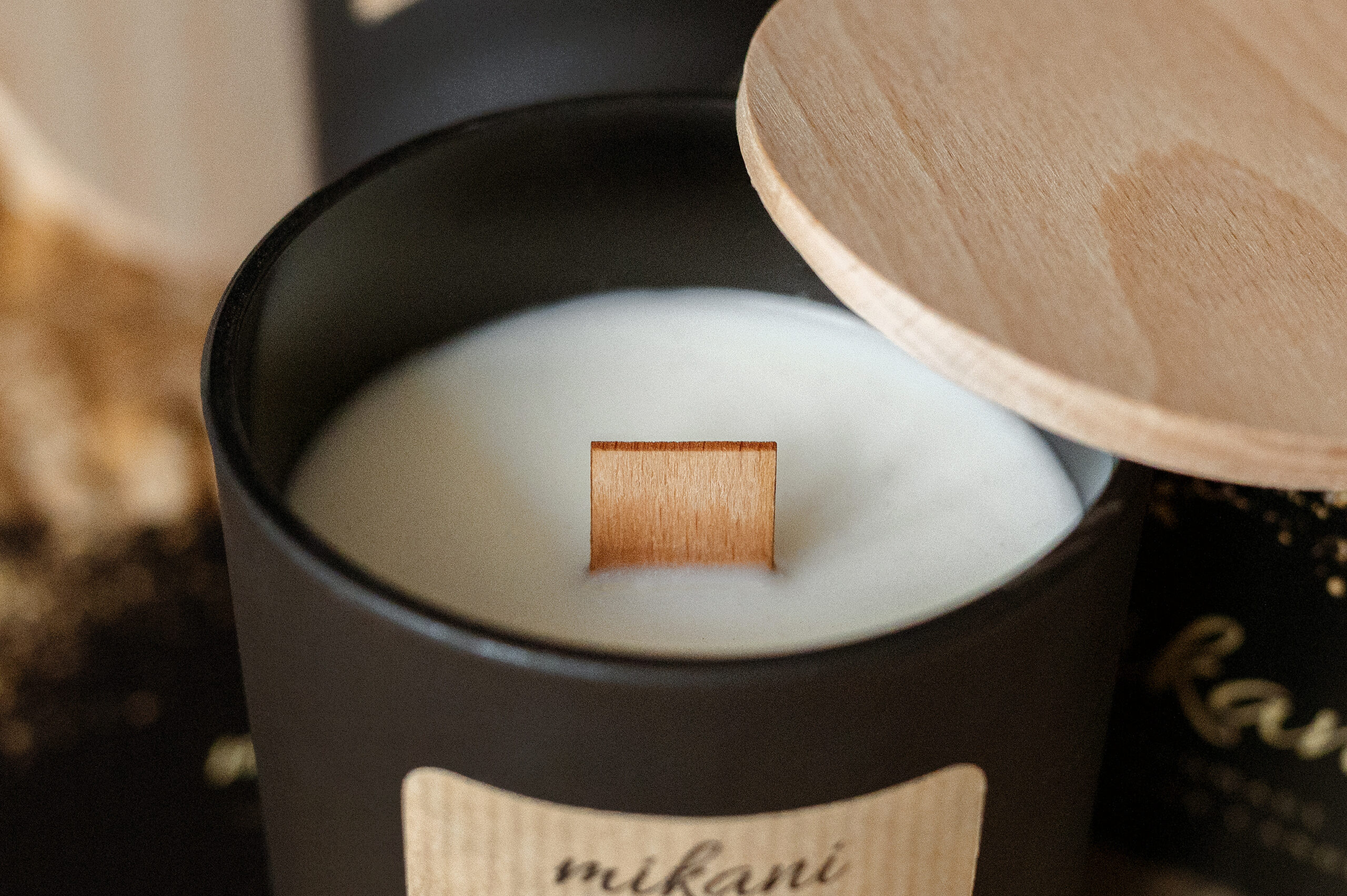 Świeca Sojowa Black & White Chocolate 3 Świeca Sojowa Black & White Chocolate – świeca sojowa zapachowa z drewnianym knotem | Mikani Candles